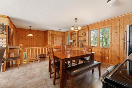 Million Dollar Views 5BDR Beachfront in East Bay ➠ 2175 in Traverse City, USA