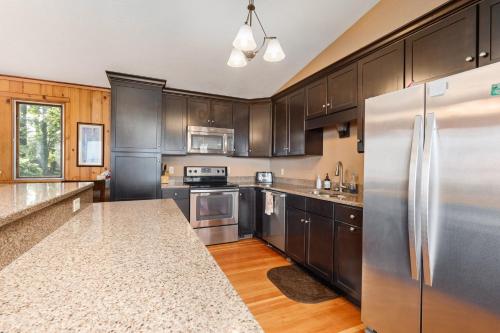 Million Dollar Views 5BDR Beachfront in East Bay ➠ 2175 in Traverse City, USA