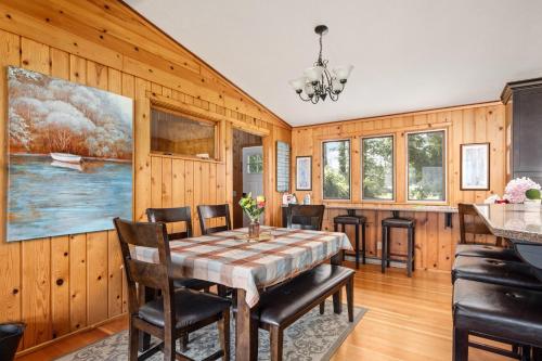 Million Dollar Views 5BDR Beachfront in East Bay ➠ 2175 in Traverse City, USA