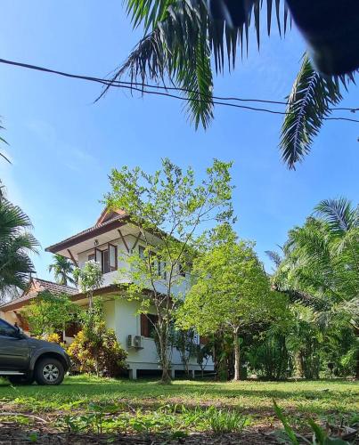 Exterior view, บ้านเขียมเลียบคลอง โฮมสเตย์ in Thung Yai