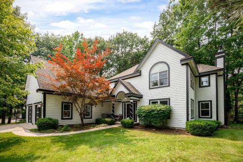 Peaceful Luxury Unique 3 BDR Home with Cinema Gym and more in Traverse City, USA
