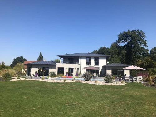 Villa avec piscine gîte à louer Argences