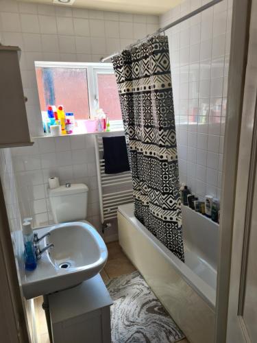 A private & beautiful bedroom with shared bathroom in the heart of Bournemouth in Bournemouth Suburbs