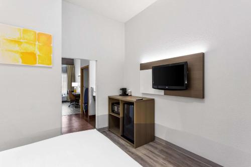 Comfort Inn & Suites Kenosha - image 13