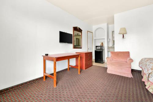 Capitol Inn and Suites - image 7