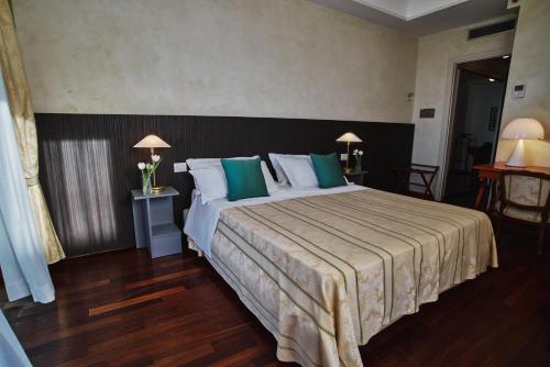 1 queen bed, 2 twin beds