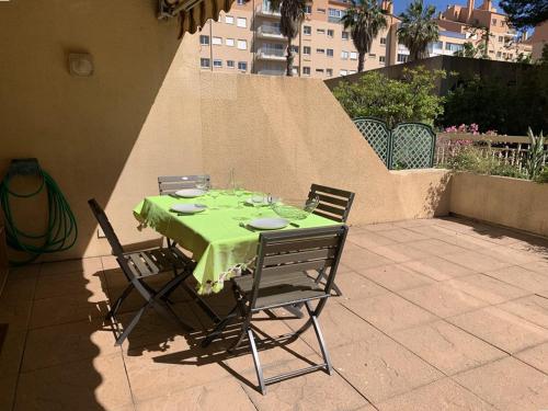 Appartement 2 pièces à Hyères : Port grande terrasse 62m² proche plages 4 pers. Wifi commerces - FR-1-335-184 - image 4