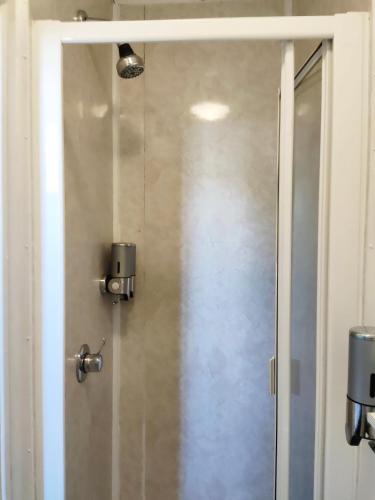 Single Room image 6