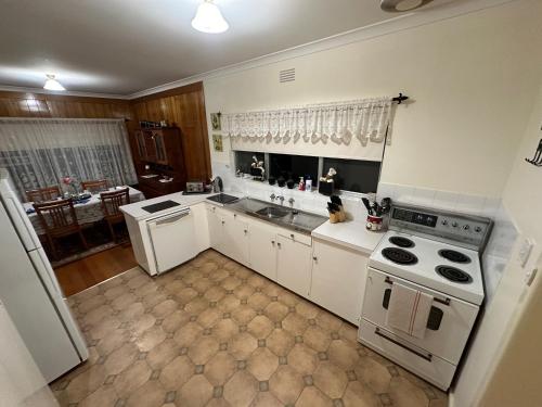 Kitchen, Admurraya House Bed & Breakfast in Rutherglen