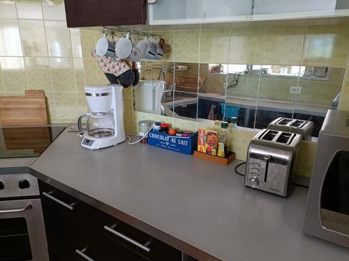 Facilities, Maison individuelle vue sur le massif de l'etoile in Saint-Mitre