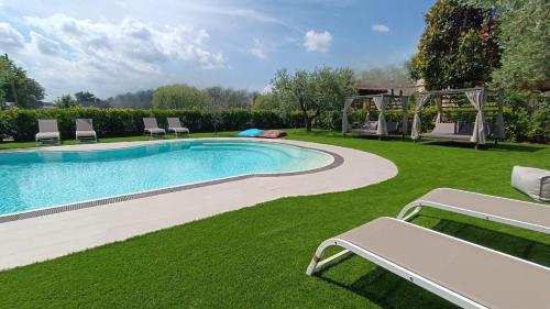 Kert, Hotel Confine in Castelnuovo del Garda