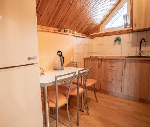 One-Bedroom Apartment image 4