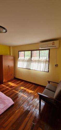 บ้านเขียมเลียบคลอง โฮมสเตย์ in Thung Yai