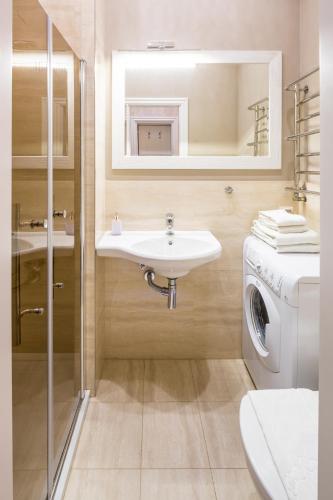 One-Bedroom Apartment with Balcony - Rynok Square 11 image 1