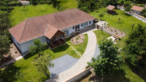 Viesnīcas āriene, Bor-Kő Udvarház (Bor-Ko Udvarhaz) in Tolksva