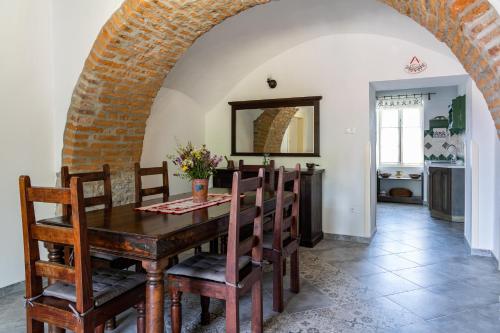 Iekārtas, Bor-Kő Udvarház (Bor-Ko Udvarhaz) in Tolksva