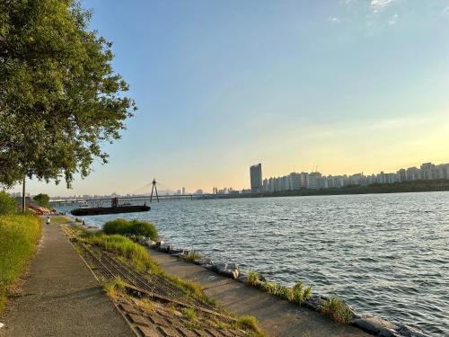 서울 갓성비 암사역 도보 Yes24live 암사종합시장 한강공원 KSPO 2룸 2퀸 침대 (갓성비 암사역 도보 Yes24live 암사종합시장 한강공원 KSPO 2룸 2퀸 침대) 4성급 호텔 전망