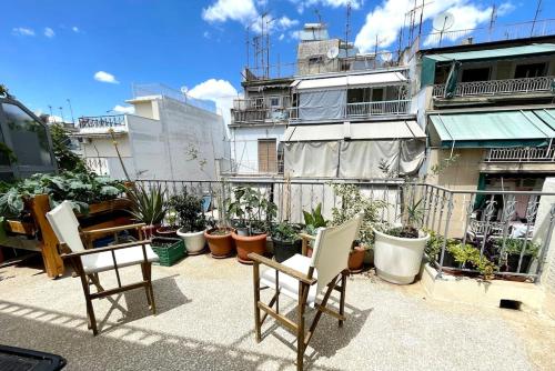 Private Athens Flat with 2 sunny balconies & Super King bed, Atény