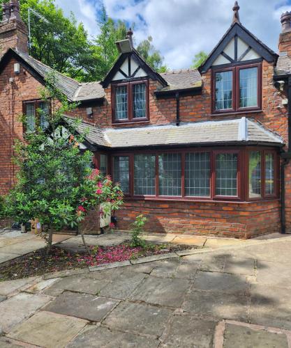 Exterior view, Rainsough Cottage Guest House - Shared Bathroom - Free Parking & WiFi in Salford
