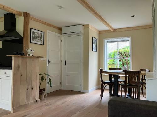 köök, Knus appartement aan het water in Jorwert in Mantgum