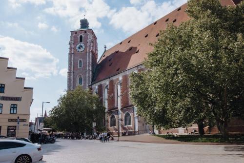 Lumen Homes - Design-Apt. nahe Audi und Altstadt, 3 Zimmer, NETFLIX