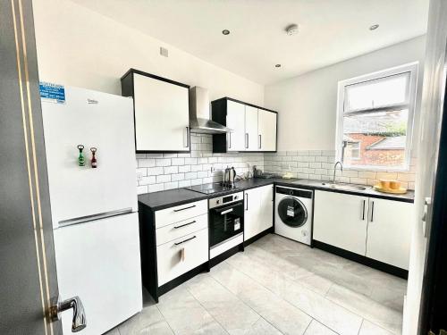 Konyha, Entire YellowApt near Belfast City Centre - Free parking - Up to 4 guests - 3 beds - Self check in in Ballymacarrett