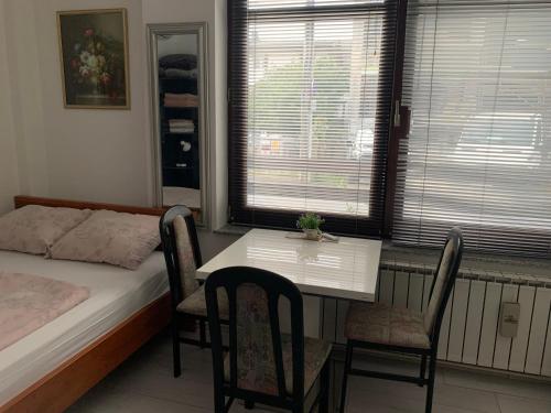 Leptir – Zagreb, NY