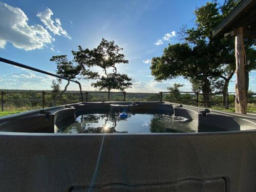 The Outpost - Secluded, pet friendly cabin with amazing views, hot tub, fireplace and near Enchanted Rock! in Fredericksburg, USA