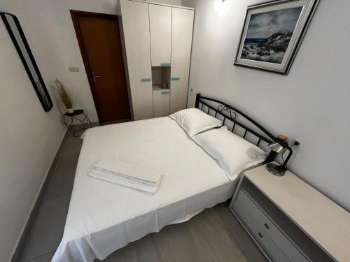 One-Bedroom Apartment image 6