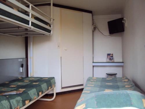 2 twin beds, 1 bunk bed