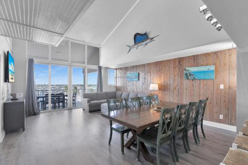 Waterfront Penthouse sleeps 16 w Pool & Boat Dock in Key West, USA