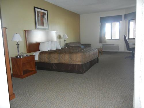 Days Inn By Wyndham Phenix City Near Fort Moore