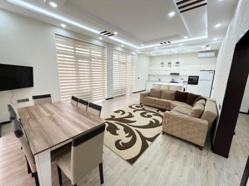 Villa with a pool & close to the sea in Bilgah