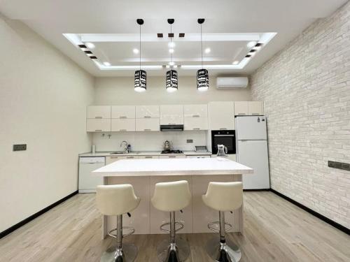 Villa with a pool & close to the sea in Bilgah