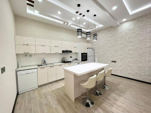 Villa with a pool & close to the sea in Bilgah