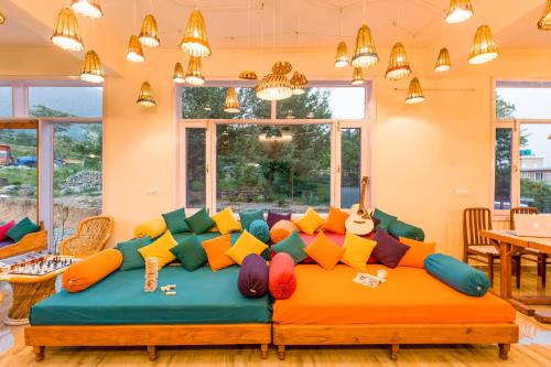 Shared lounge/TV area, Dormigo in Palampur
