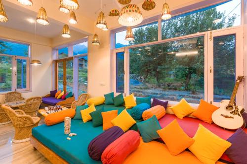 Shared lounge/TV area, Dormigo in Palampur