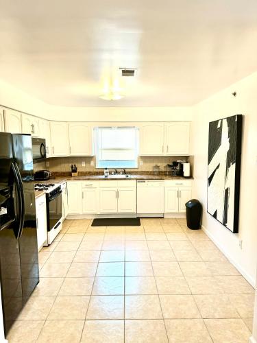 Stylish Evergreen Apartment By Newark Airport