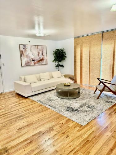 Stylish Evergreen Apartment By Newark Airport