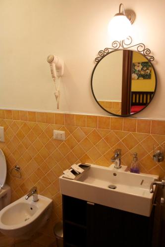 Double Room image 6