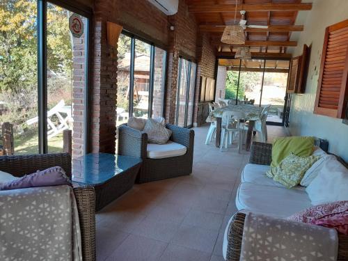 Hermosa casa frente al rio icho cruz 10 personas in Cuesta Blanca