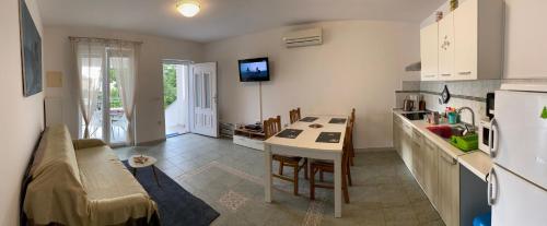One-Bedroom Apartment with Terrace image 3