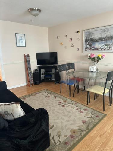 Instalaciones, Clean and Quiet 2 bdr 2 bthr private entrance entire guests suite near Coquitlam Center mall and sky in Coquitlam (BC)