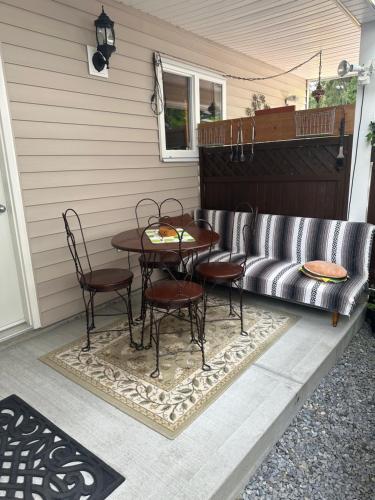 Instalaciones, Clean and Quiet 2 bdr 2 bthr private entrance entire guests suite near Coquitlam Center mall and sky in Coquitlam (BC)