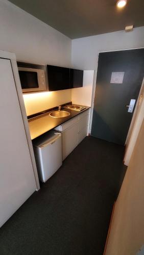 One-Bedroom Apartment image 7