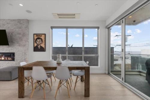 Oceanview 3BR Oasis Steps To Manhattan Beach For 6 Guests in Manhattan Beach, USA
