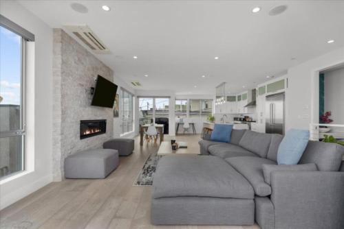 Oceanview 3BR Oasis Steps To Manhattan Beach For 6 Guests in Manhattan Beach, USA