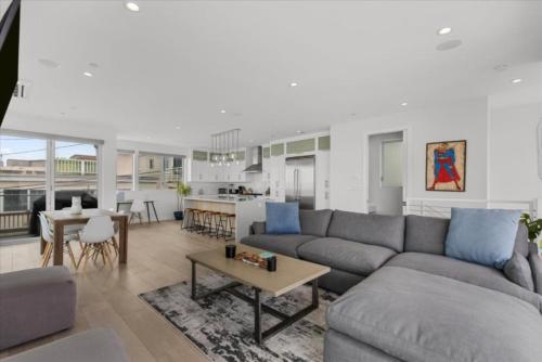 Oceanview 3BR Oasis Steps To Manhattan Beach For 6 Guests in Manhattan Beach, USA
