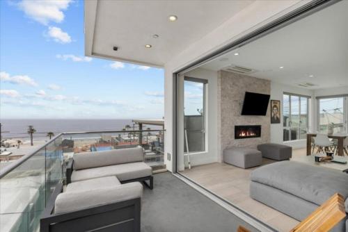 Oceanview 3BR Oasis Steps To Manhattan Beach For 6 Guests in Manhattan Beach, USA