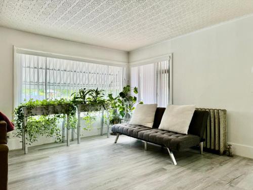 Seattle Home with 2 bedrooms a King bed Queen bed and an Extra Sofa Bed Located 10 minutes from SeaTac Airport and 20 minutes from Downtown Seattle Home with 2 bedrooms a King bed Queen bed and an Extra Sofa Bed Located 10 minutes from SeaTac Airport and 20 minutes from Downtown